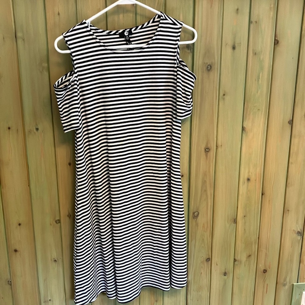 A & I Women’s Black & White Striped Short Sleeve w/Cold Shoulder Sz M Dress